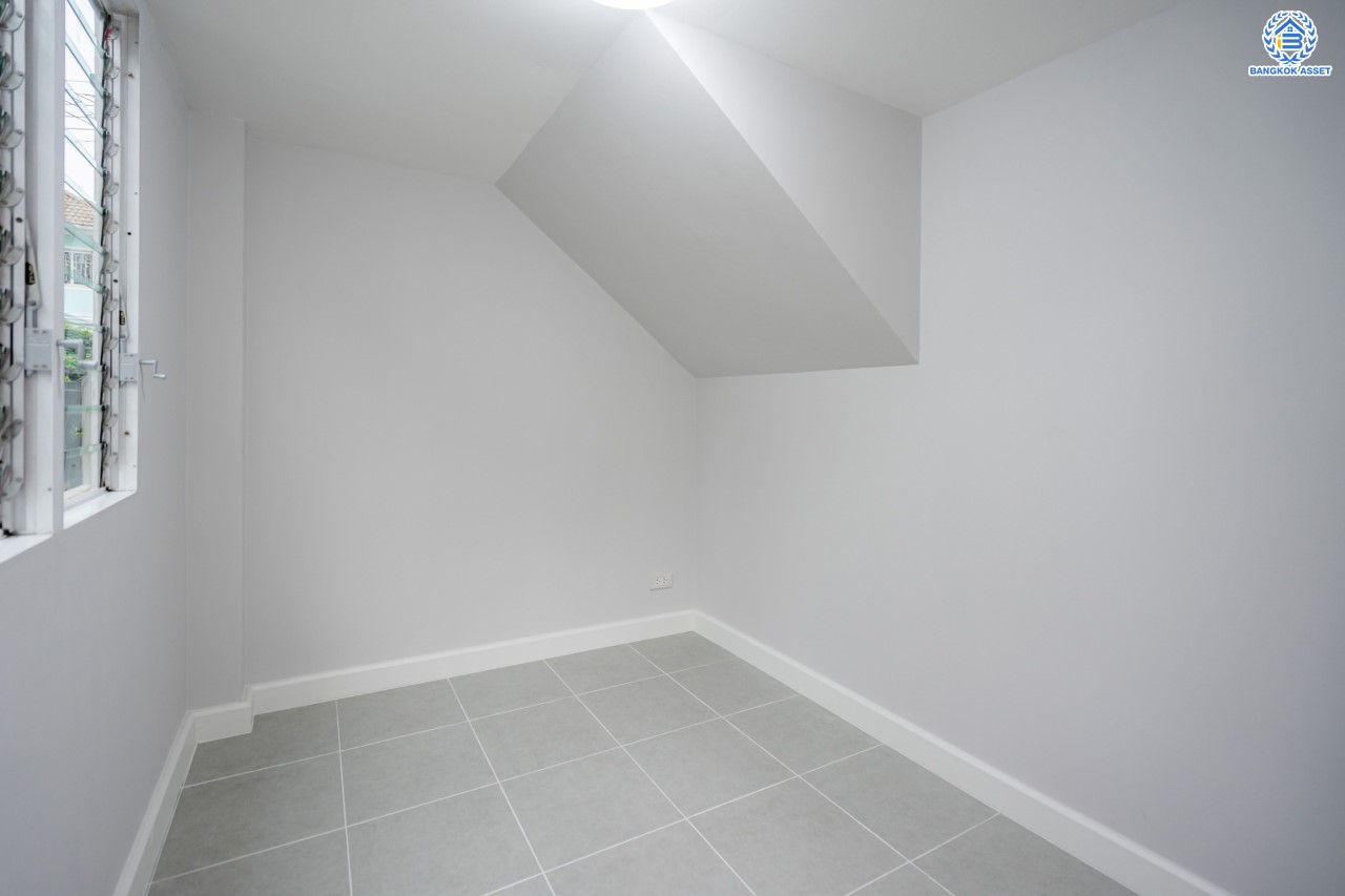 บ้านมือสองตกแต่งใหม่ ม.บางกอกบูเลอวาร์ด ราชพฤกษ์-พระราม5 เนื้อที่ 69 ตร.ว. บนสังคมคุณภาพ SC Asset* ฟังก์ชันพร้อม 3 ห้องนอน 4 ห้องน้ำ 1 ห้องแม่บ้าน จอดรถได้ 2 คัน บนทำเลติดถนนราชพฤกษ์ ใกล้วงเวียนพระรามห้า, ทางด่วนศรีรัช และเพียง 10 ถึงรถไฟฟ้า "สถานีบางรักใหญ่"